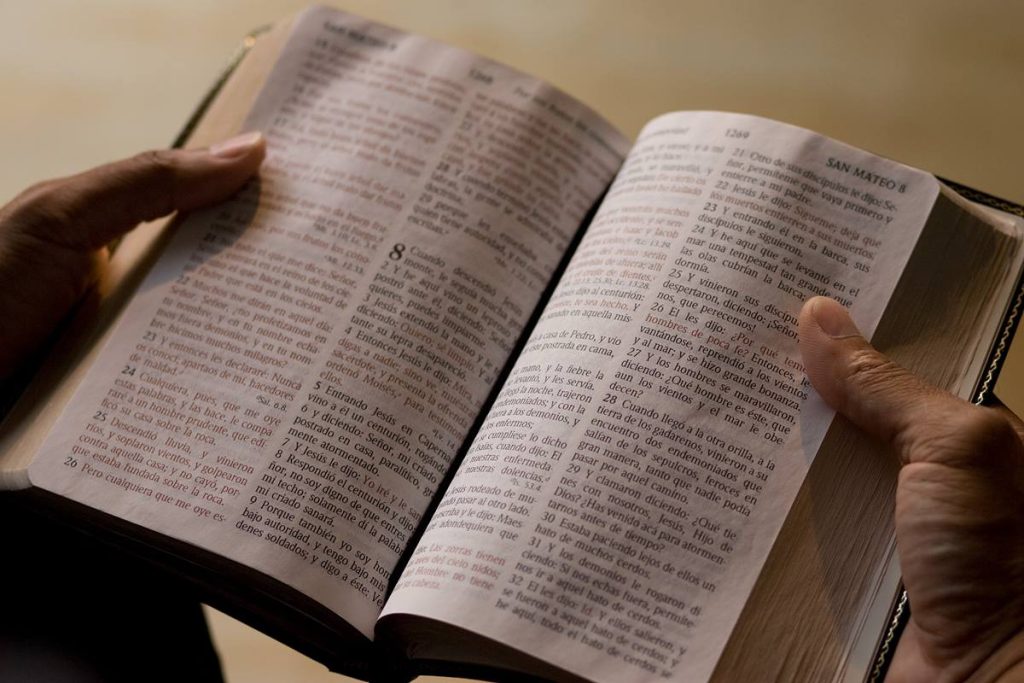 Investigación científica revela efectos positivos en la lectura de la Biblia